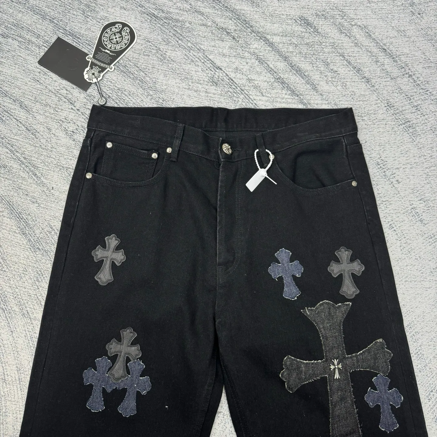 P750 Chrome Heart CH hardware washed and spliced ​​cow king jeans Size: 30/32/34/36/38 Use genuine levis502 as the base plate. Purchase the original version at 5W. Heavy washing, frayed and distressed, customized cowhide cross. After dyeing, it will be fixed and will not fade. Full right-angle fit and hand-cranked embroidery threading, a total of 5 small silver nails on the whole body, 1 silver medal and 5 Cross Scout flower buttons. The silver content is 85%. It is not made of 925 silver because the silver content is too high and it will easily turn black and oxidize, which affects the appearance. The printing adopts the garment screen water slurry printing process.